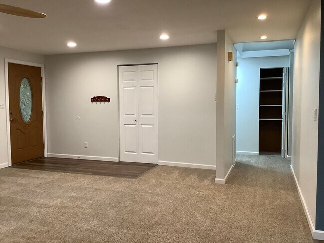 Building Photo - 1 STORY RAMBLER 3 BED 1.5 BATH IN PORT ORCHARD