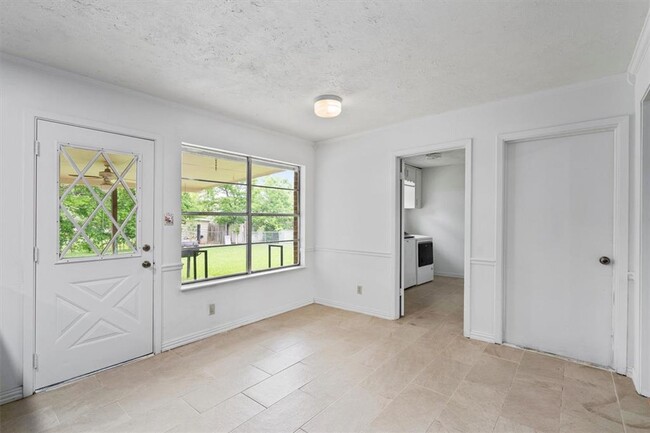 Building Photo - Perfectly Located Home Near Downtown Round...