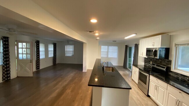 Building Photo - Spectacular Lakeview Home ~ 3 Bed or 2 Bed...