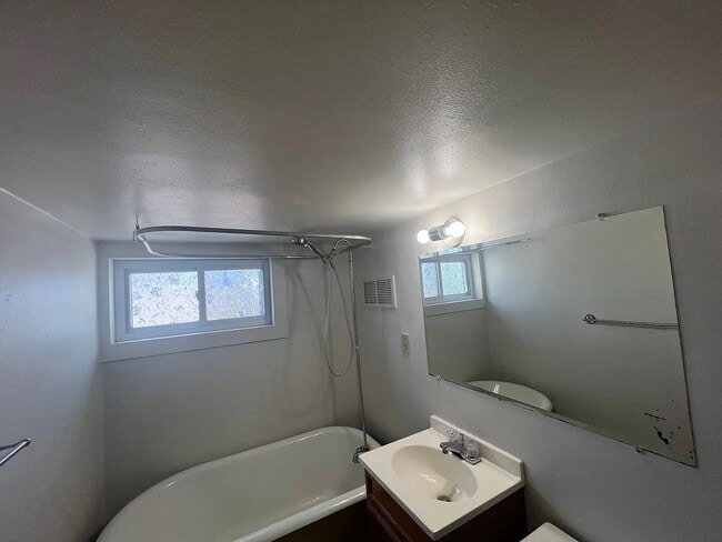 Building Photo - 636 Kickbusch St