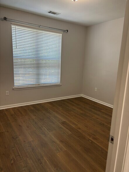 Building Photo - 100 Bucksley Ln