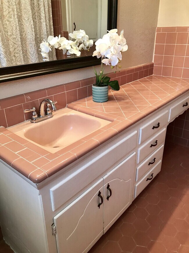 Building Photo - Beautifully Updated Vintage Home!