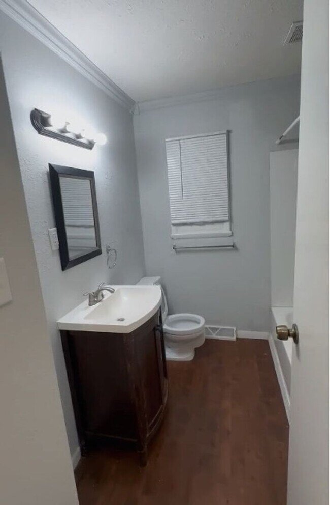 Building Photo - 4 bedroom 2 bath