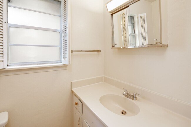 Building Photo - AUGUST PRE-LEASE! 3 bed, 2 bath home in Eastgate!