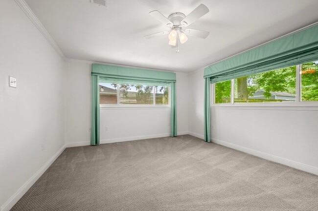 Building Photo - 5475 S Ridge Dr