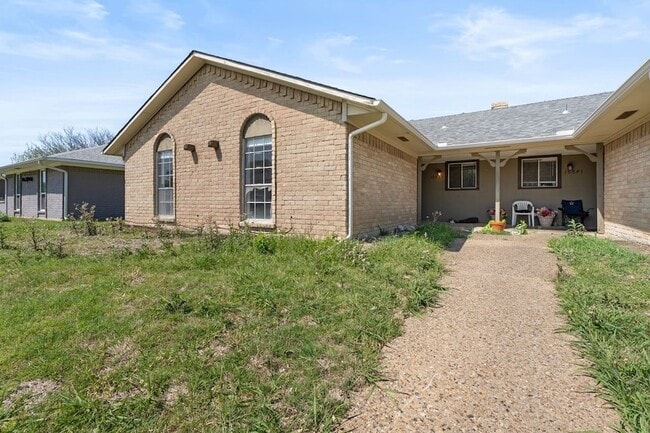 Building Photo - 15839 El Estado Dr