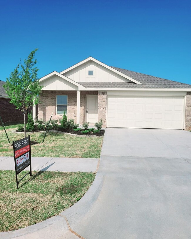Primary Photo - NEW HOME in Mustang School District!