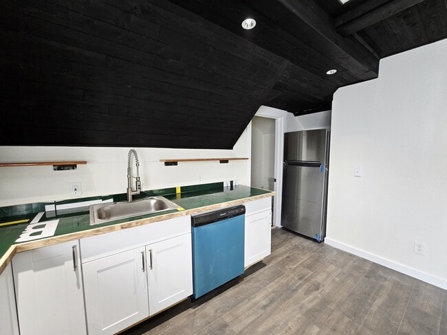 Building Photo - 1108 S Sheridan Ave