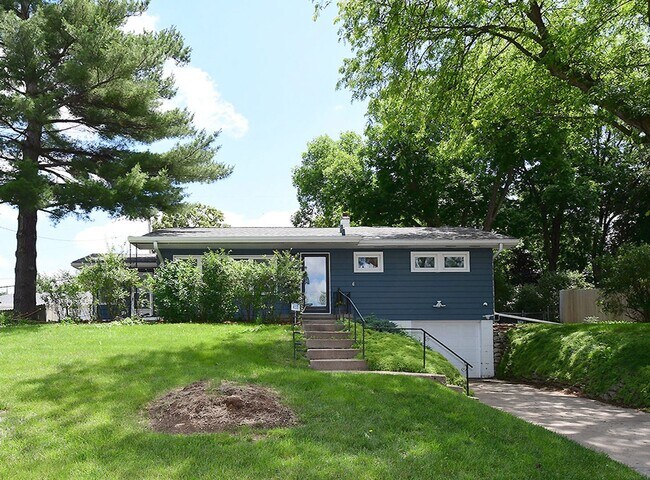 Building Photo - 619 S 68th St