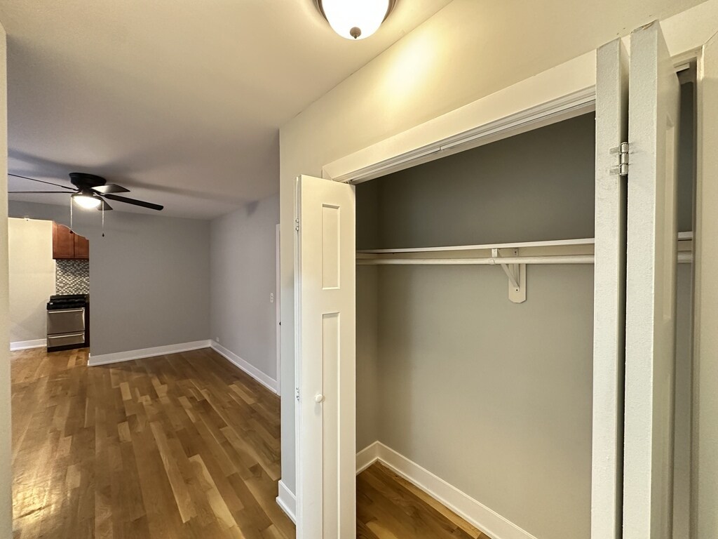 Building Photo - 430 W Roscoe St