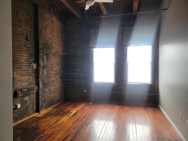 Building Photo - 116 N 5th St