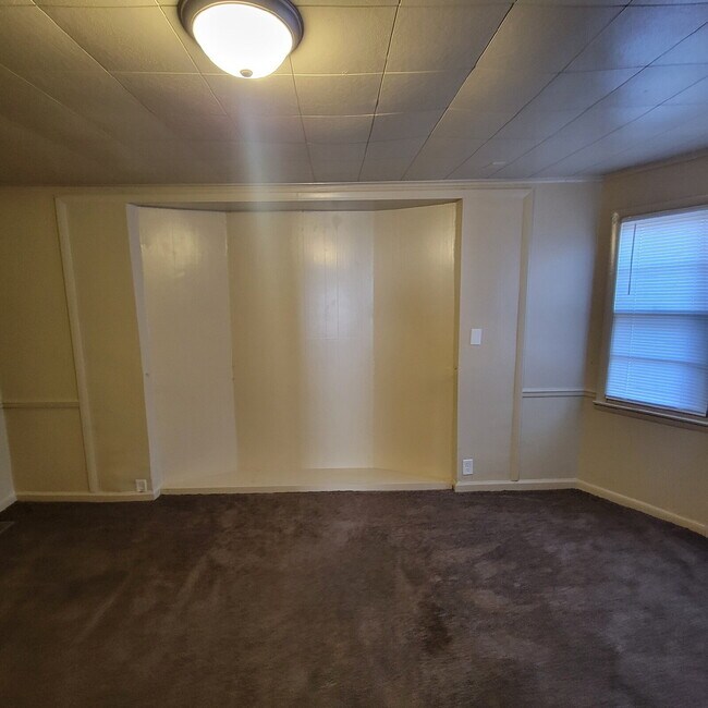 Building Photo - conveniently located around the corner from popular Garfield Park