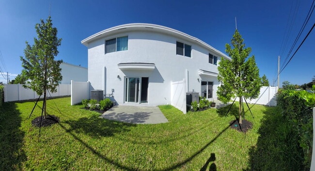 Building Photo - Northwest 10th Court, Florida City, FL 33034 - 3 BR 2.5 BA townhouse