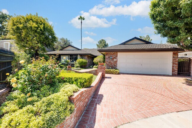 Building Photo - Perfect Entertaining Family Home with Larg...