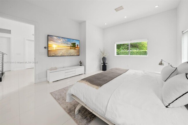 Building Photo - 6050 La Gorce Dr