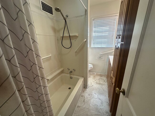 Building Photo - Two bedroom, One bathroom, Pet Friendly Ho...