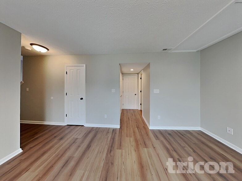 Building Photo - 10229 Park Valley Dr