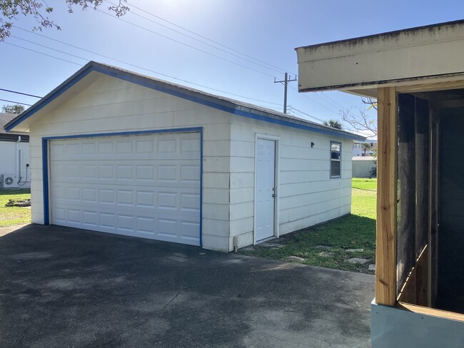 2 car garage - 1807 Elizabeth St