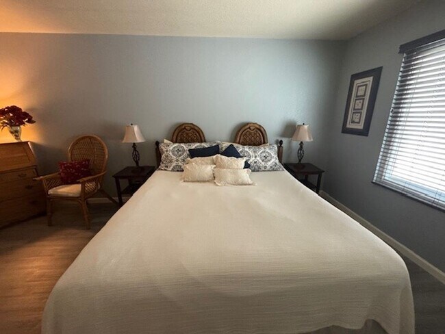 Building Photo - Furnished 2 BR Condo w/ Utilities Boat Dock, Marina, Garage -Roadhaven Marina Avail June-Dec, May...