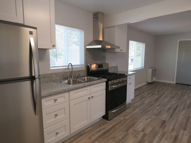 Building Photo - Cozy Clean Cabin!