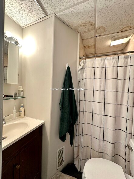 Building Photo - 105 Buttonwood St