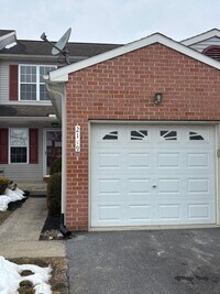 Building Photo - Amazing 3 bedroom 2.5 bath townhouse