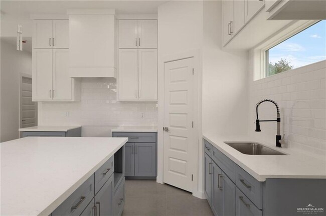 Building Photo - 614 Sonny Dr