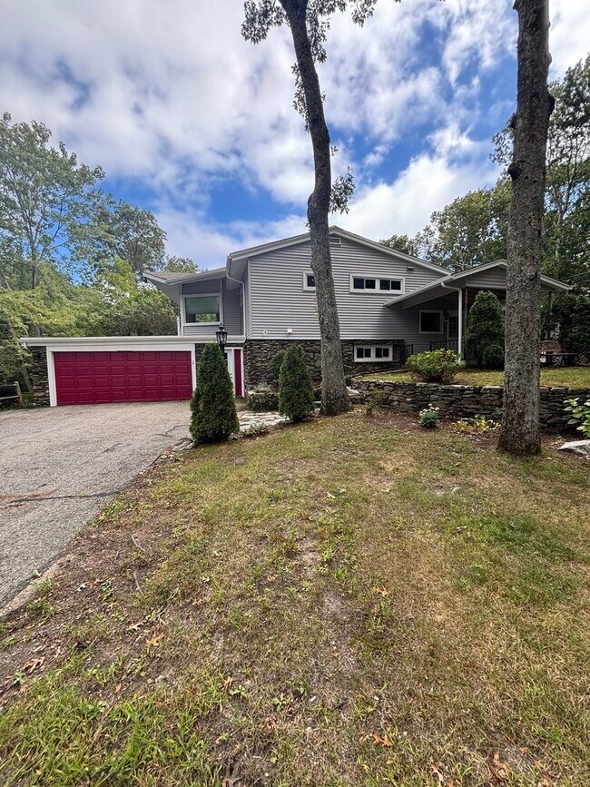 Building Photo - 191 Samoset St
