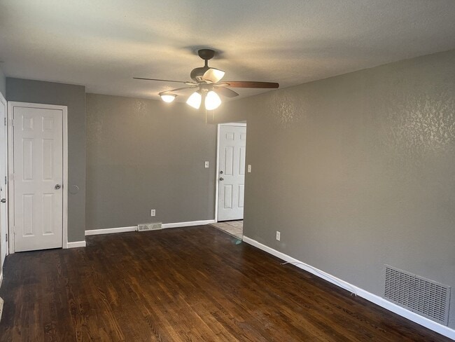 Building Photo - COMING SOON: Bright 3-Bed Home with Spacio...
