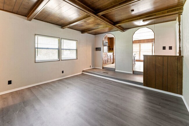 Building Photo - 112 Queenswood Dr