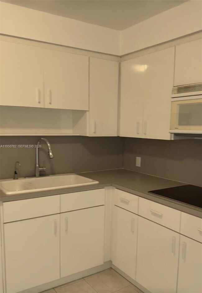 Building Photo - 1450 Brickell Bay Dr