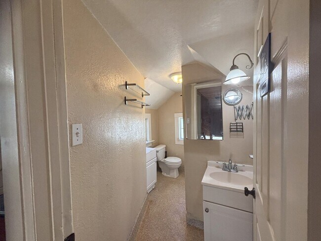 Building Photo - Charming 2 Bedroom 1 Bath Close to Downtown