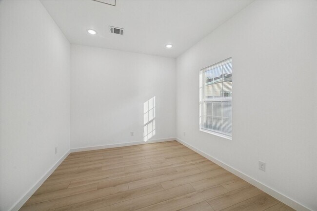 Building Photo - 711 E 32nd St