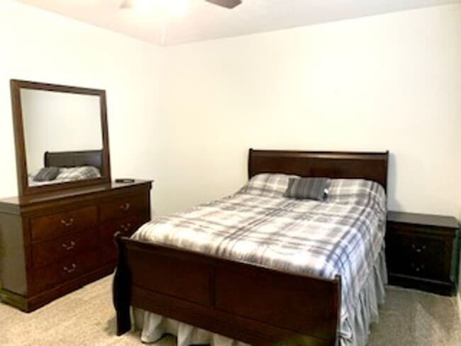 Building Photo - Beautiful  3 bedroom, 2 bath home with 2 c...