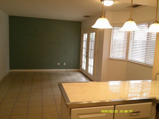 Building Photo - 4 bedroom in Dixon with spacious back yard