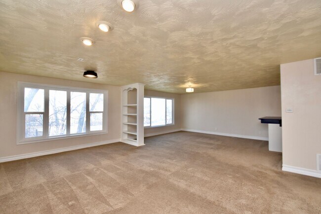 Building Photo - Spacious 5 Bedroom 3 Bathroom Home in Sandy!