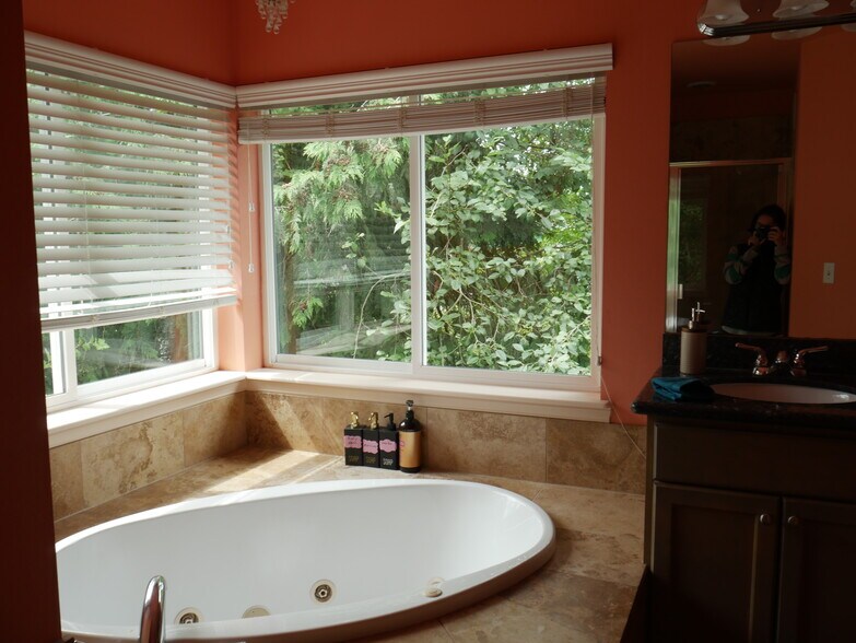Master bath jacuzzi - 26115 220th Pl SE