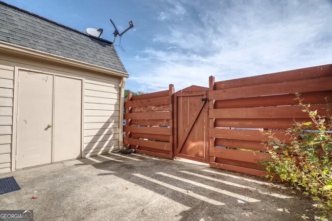 Building Photo - 587 Wedgewood Dr