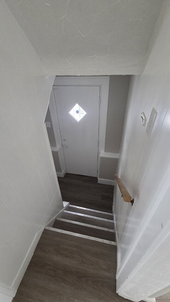 Building Photo - Coming Soon: 4 Bedroom 2 Bath - Split Level Single Family Home!