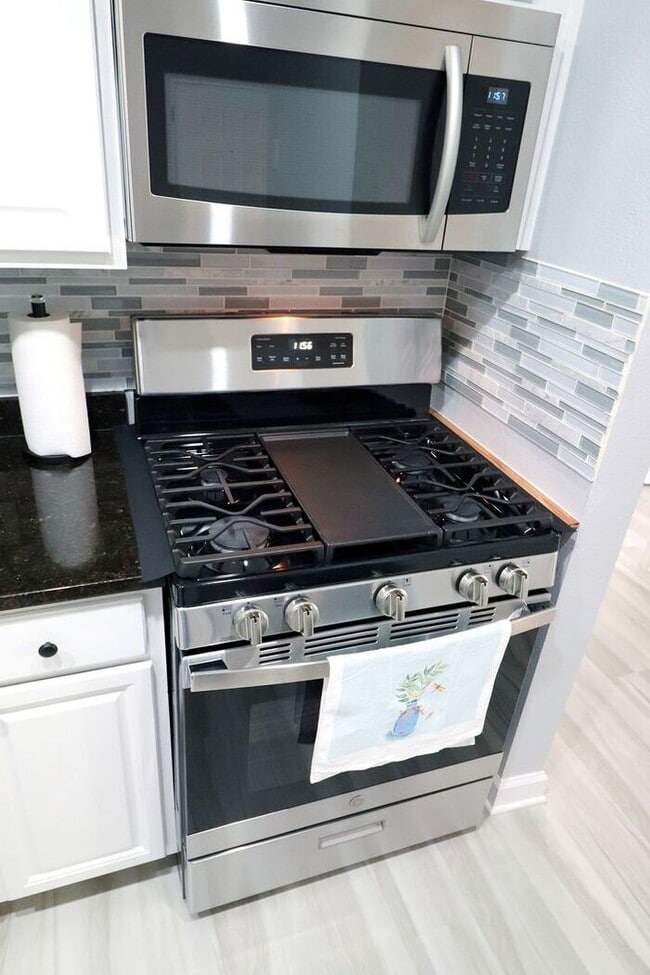 Building Photo - Newly renovated first floor condo! 2 bedrooms