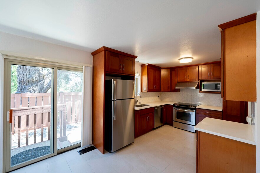 Building Photo - 2022 Ascot Dr