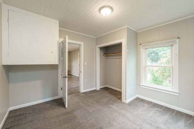 Building Photo - 2 Bedroom 1 Bath SIngle Family Home With L...