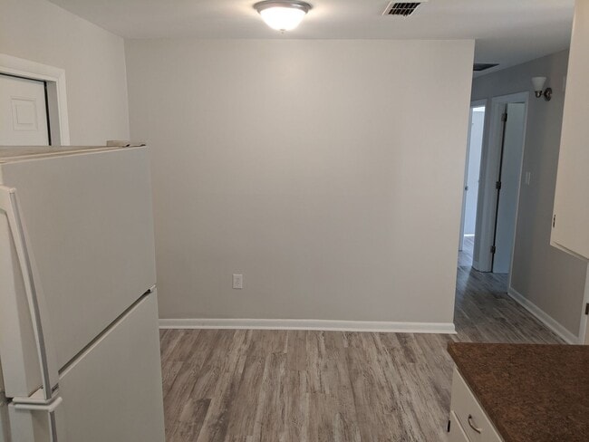 Building Photo - Cute 3/1 Single Family Home Available July 1, 2026