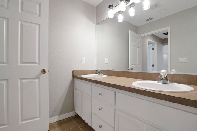 Building Photo - Spacious 4BR House in Citra