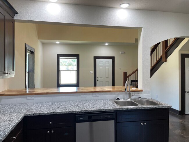 Building Photo - County Living in a Modern Home