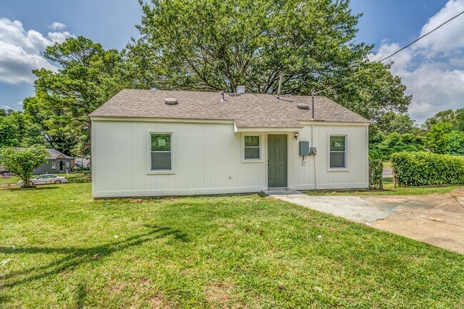 Building Photo - 405 W Brooks Rd