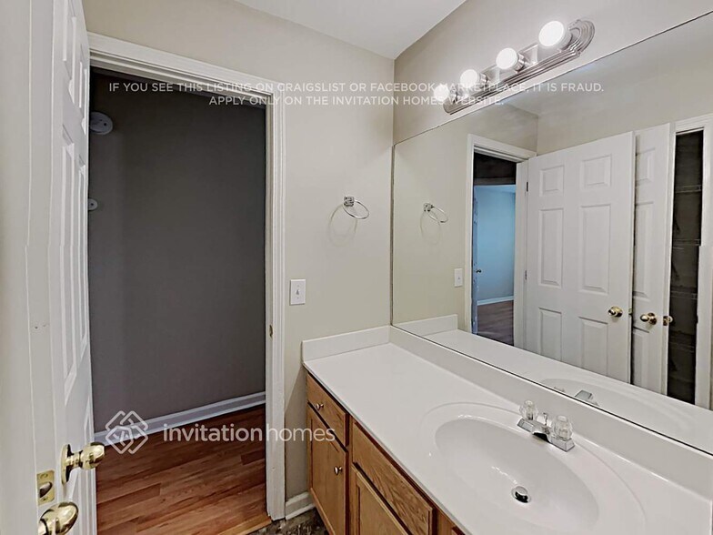 Building Photo - 325 Providence Rd