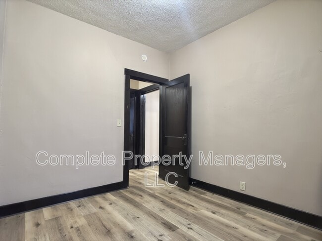 Building Photo - 325 E Washington St