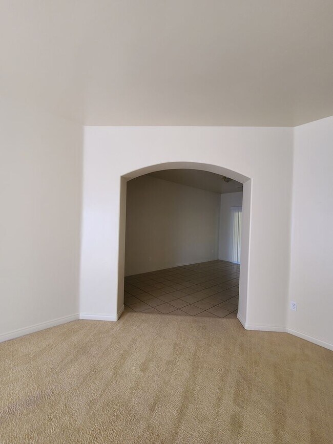 Building Photo - 4/2 bathroom located close to schools, sho...