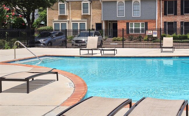 Building Photo - 10305 Briar Forest Dr